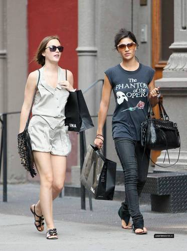  Leight and Jess shoping in NY