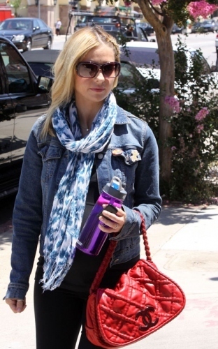  SMG heading to a Pilates class in Encino, California on July 23, 2009