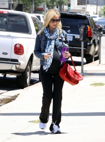  SMG heading to a Pilates class in Encino, California on July 23, 2009