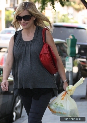  SMG leaving Pita Pit in Beverly Hills - July 21, 2009