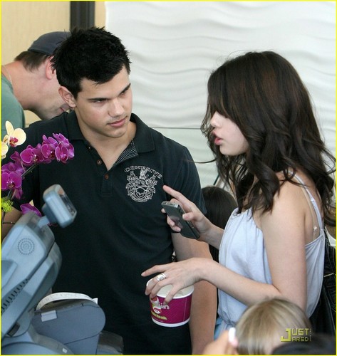  Selena Gomez and Taylor Lautner