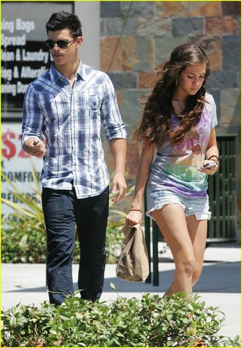  Taylor Lautner & Sara Hicks: Dating Again?