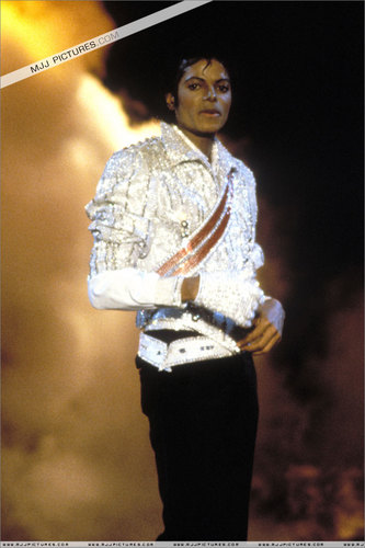  Victory Tour > On Stage