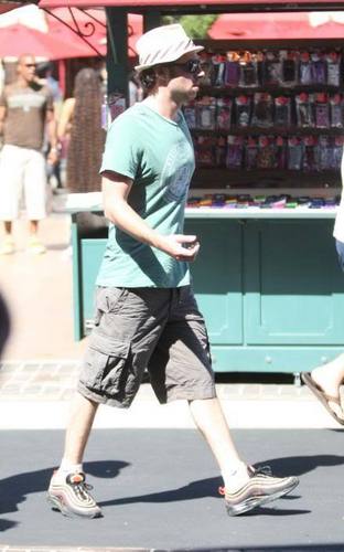  Zach shopping in Hollywood, 23rd July 2009