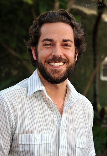  Zachary Levi @ the Premiere of 'Funny People' in LA (21 July 2009)