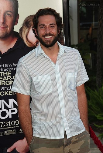  Zachary Levi @ the Premiere of 'Funny People' in LA (21 July 2009)