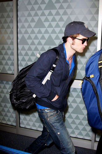  robert pattinson - Leaving NY yesterday for Comic-Con