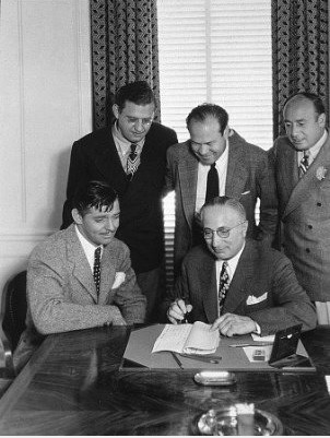  Clark Gable signing his contract