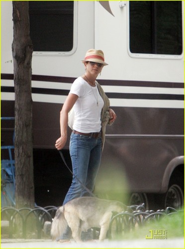 Jennifer on the set of 'The Bounty'
