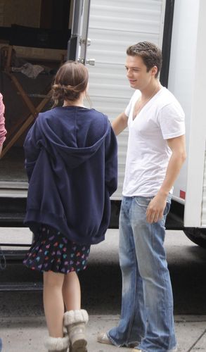  L&S being cute on the set of GG (07/27)