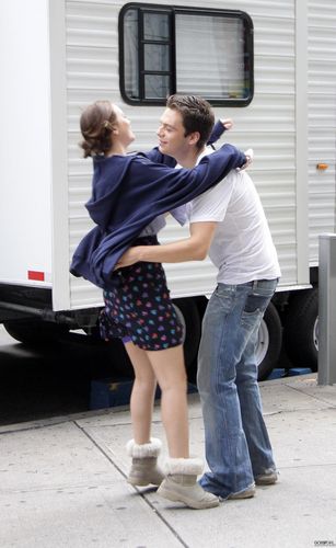  L&S being cute on the set of GG (07/27)