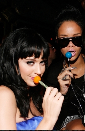  Rihanna & Kate Perry Are BFF's