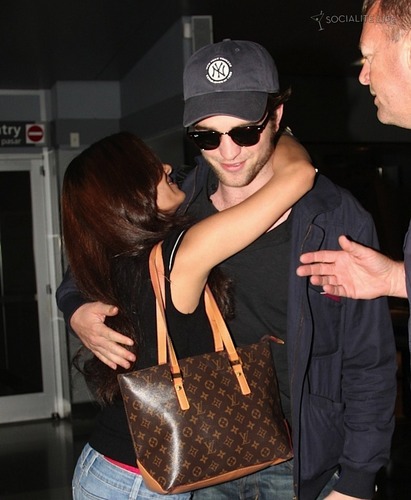  Rob <3 a ファン HUGGED him. I want to be HER so BADLY!