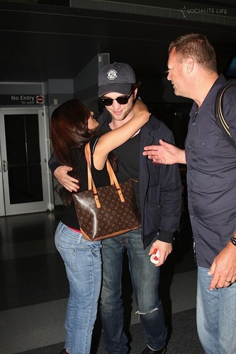  Rob arriving NYC, & he was HUGGED 由 a fan! *tears*