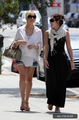  SMG shopping with Lindsay Sloane on Montana Avenue - July 24, 2009
