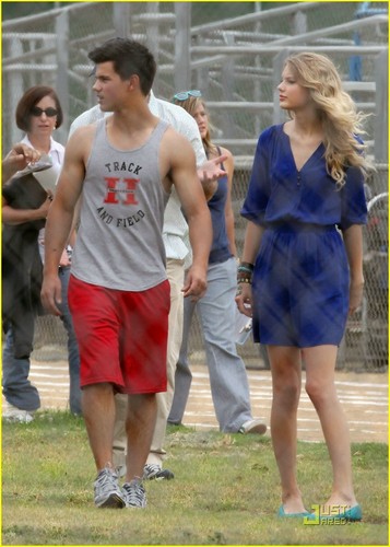  Taylor Lautner & Taylor Swift: Track & Field Team!