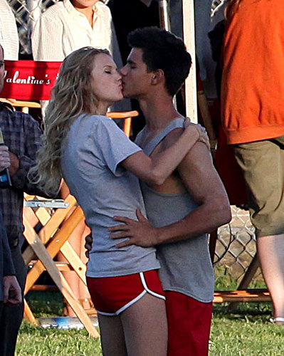 Taylor Lautner & Taylor Swift kissing!