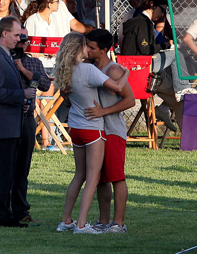  Taylor Lautner & Taylor veloce, swift kissing!