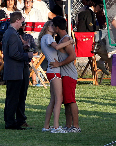  Taylor Lautner & Taylor तत्पर, तेज, स्विफ्ट kissing!