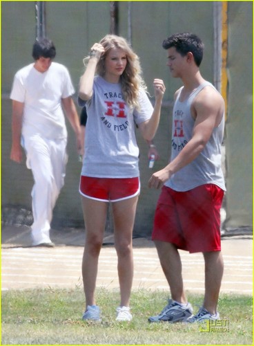  Taylor Lautner& Taylor schnell, swift on the set