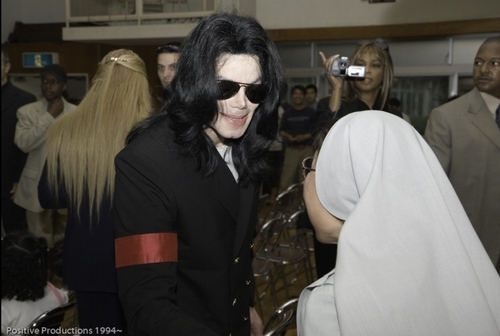  2006 / Michael Visits Tokyo Orphanage