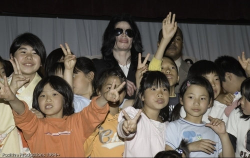  2006 / Michael Visits Tokyo Orphanage