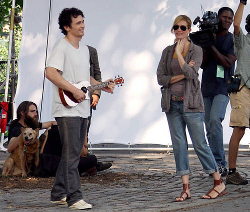 James Franco and Julia Roberts on The Set of Eat Pray Love 4/8