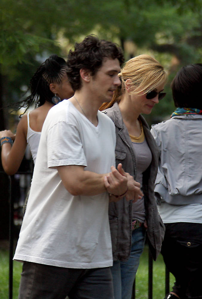 James and Julia Roberts on The Set of Eat Pray Love 4/8