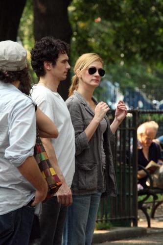  Julia and James Franco on the set of Eat Pray Amore 4/8