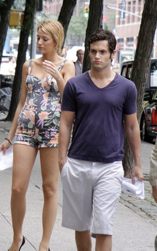  Penn Badgley and Blake Lively on the set of GG