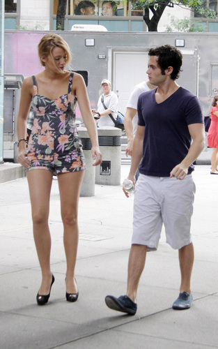  Penn Badgley and Blake Lively on the set of GG