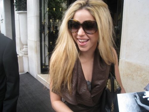  shakira meeting fãs outside her hotel in Paris - July