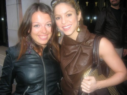  Shakira meeting mashabiki outside her hotel in Paris - July