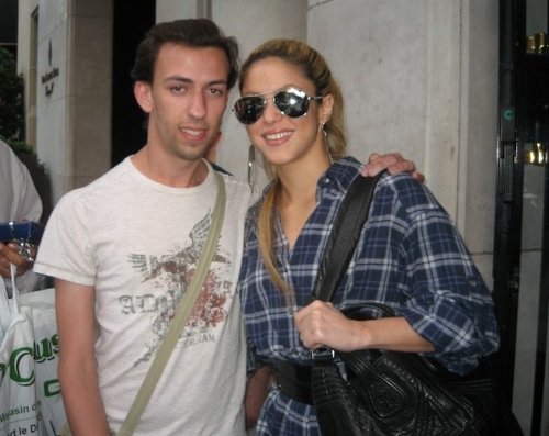  Shakira meeting peminat-peminat outside her hotel in Paris - July