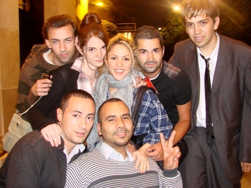  Shakira meeting những người hâm mộ outside her hotel in Paris - July