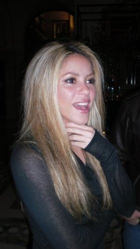  Shakira meeting peminat-peminat outside her hotel in Paris - July