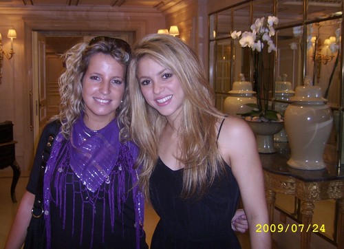  Shakira meeting fans outside her hotel in Paris - July