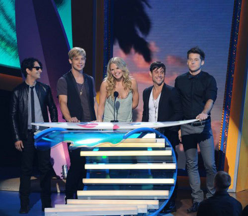  Jennifer Presenting An Award @ the 2009 Teen Choice Awards