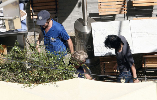  Rob Having Dinenr with Kristen and two other