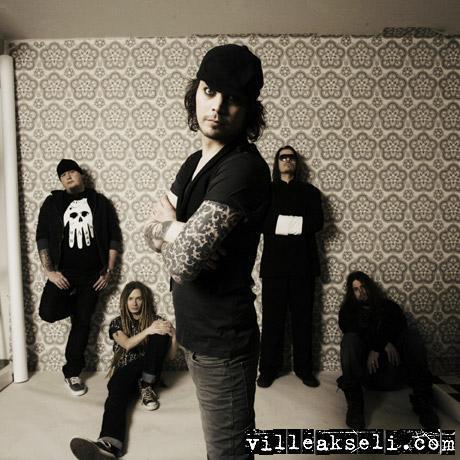  Ville Valo and his band <3