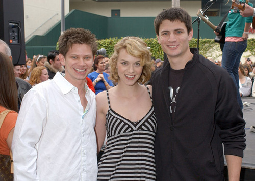  03.25.2006: The Sunkist "OTH" Друзья With Benefits Tour visits The Grove in LA <3