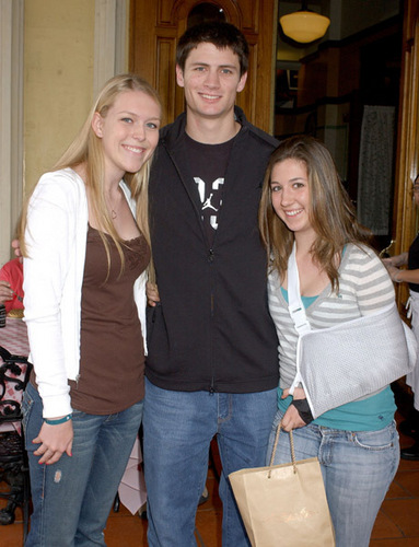  03.25.2006: The Sunkist "OTH" Friends With Benefits Tour visits The Grove in LA <3