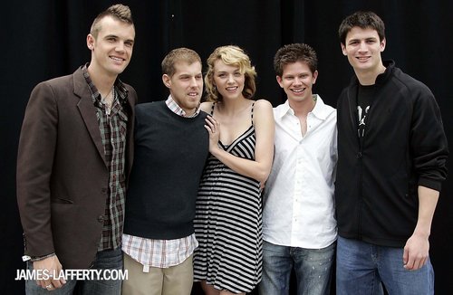  03.25.2006: The Sunkist "OTH" دوستوں With Benefits Tour visits The Grove in LA <3