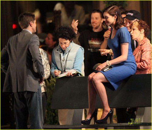  Anne Hathaway &Topher Grace On Set