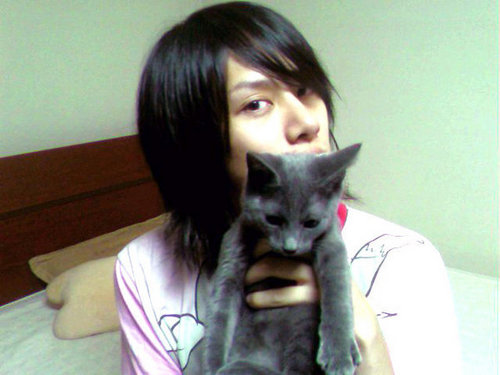  Heechul with his cat