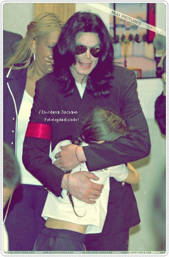 Michael with bebés ;*