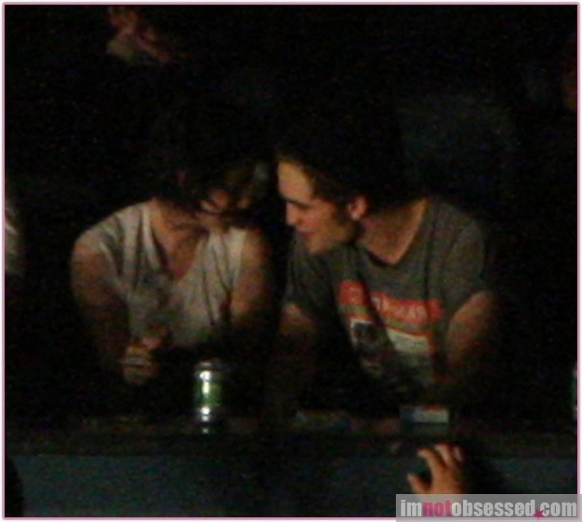 http://images2.fanpop.com/images/photos/7600000/Robert-and-Kristen-in-a-concert-in-Vancuver-twilight-series-7696106-850-762.jpg