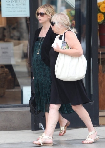  Sarah and her mother Rosellen in Santa Monica on August 12, 2009