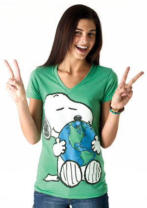  Snoopy Earth Hug Tee