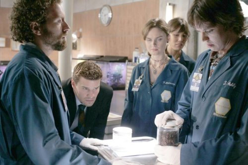  "Bones" Season 1 - Pilot HQ Episode Still+Behind The Scenes